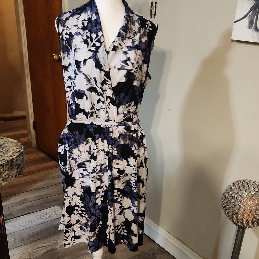 Simply Vera Vera Wang Floral Dress Size M.